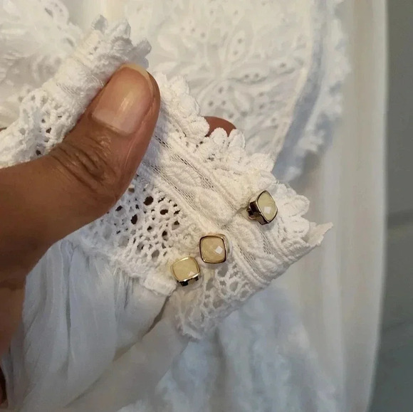 Champagne & Strawberry Embroidered Lace V-Neck Peplum Hem Long Sleeve Blouse(XS) - Picture 5 of 9